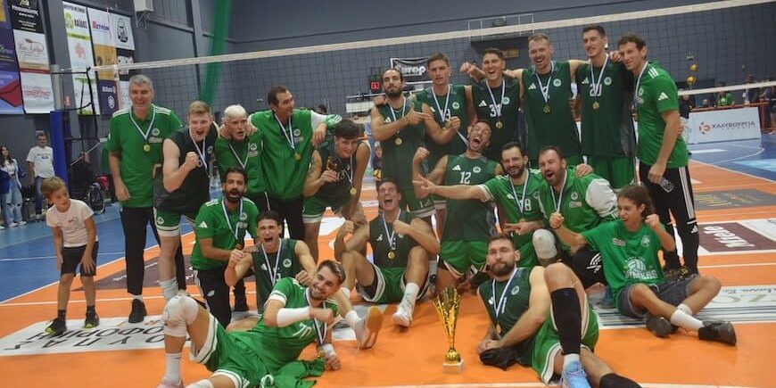 Οι παίκτες του Παναθηναϊκού με το τρόπαιο για την κατάκτηση του 9ου τουρνουά «Ι. Μπουσούνης»