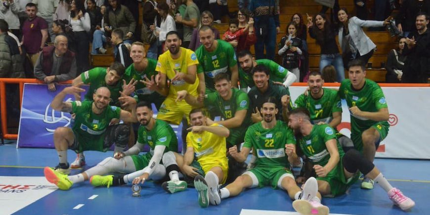 Οι παίκτες της Καλαμάτα 80 πανηγυρίζουν μετά τη νίκη με 3-0 επί του Φλοίσβου