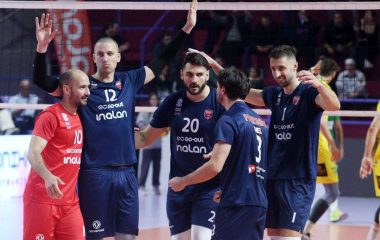 παίκτες του Πανιώνιου που πανηγυρίζουν