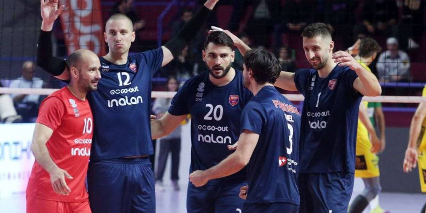 παίκτες του Πανιώνιου που πανηγυρίζουν