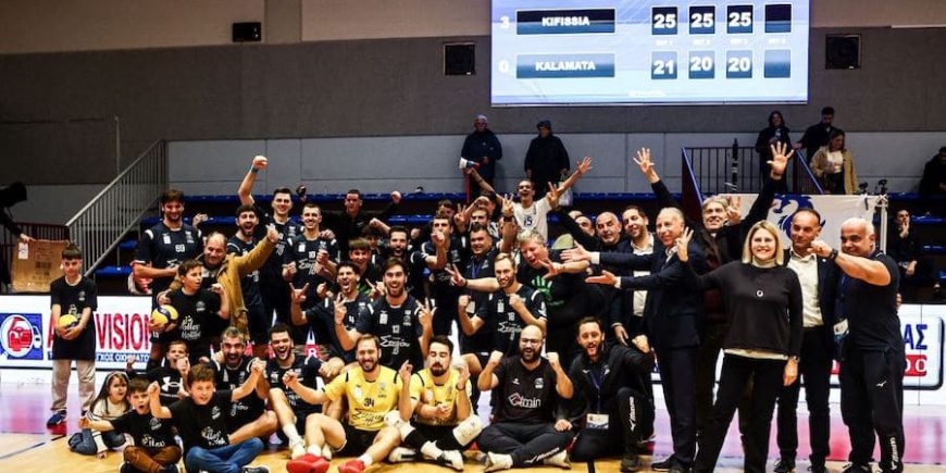 Οι παίκτες της Κηφισιάς πανηγυρίζουν τη νίκη επί της Καλαμάτας 80