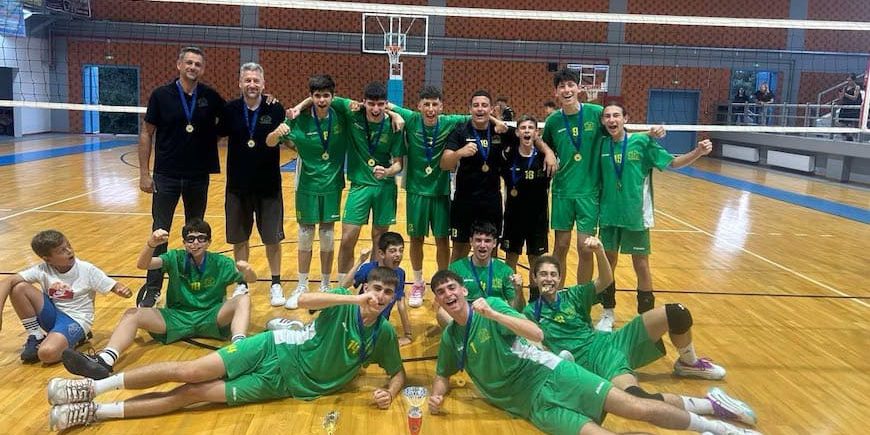 Οι αθλητές και το προπονητικό team της ομάδας Κ17 της Καλαμάτα 80